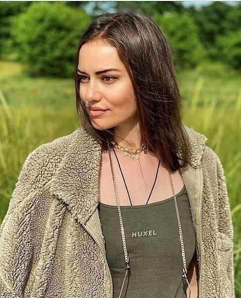 <p>FAHRİYE EVCEN'İN KARDEŞLERİ AYŞEN EVCEN, DEMET EVCEN VE NEŞE EVCEN</p>
