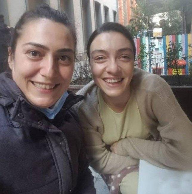 <p>MERVE DİZDAR VE ABLASI GÖZDE</p>