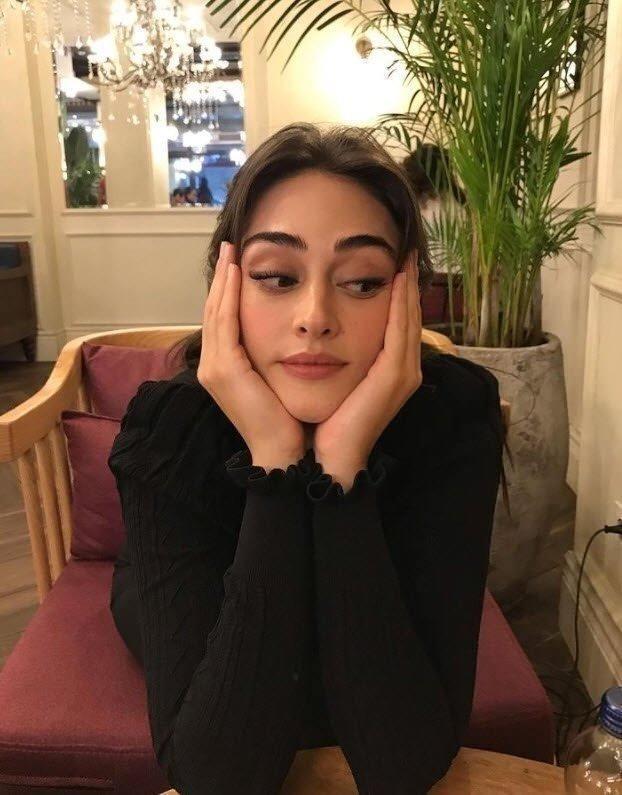 <p>ESRA BİLGİÇ VE KARDEŞİ ALİ</p>