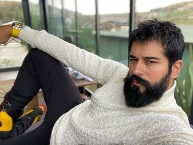 <p>BURAK ÖZÇİVİT VE KARDEŞİ BURÇUN ÖZÇİVİT</p>