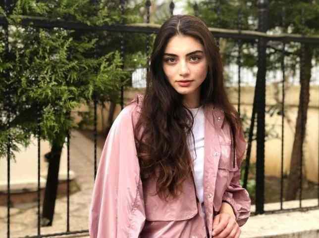 <p>ÖZGE TÖRER VE KARDEŞİ</p>