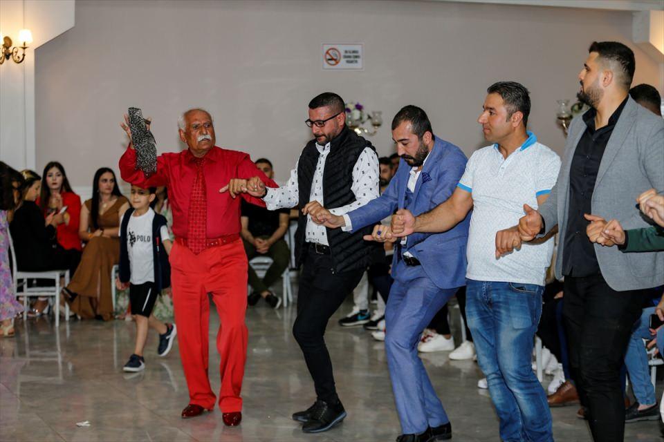 <p>Eğlencelerde halay başı olan Serim'e farklı illerden ve yurt dışından düğün davetleri geliyor.</p>
<p> </p>