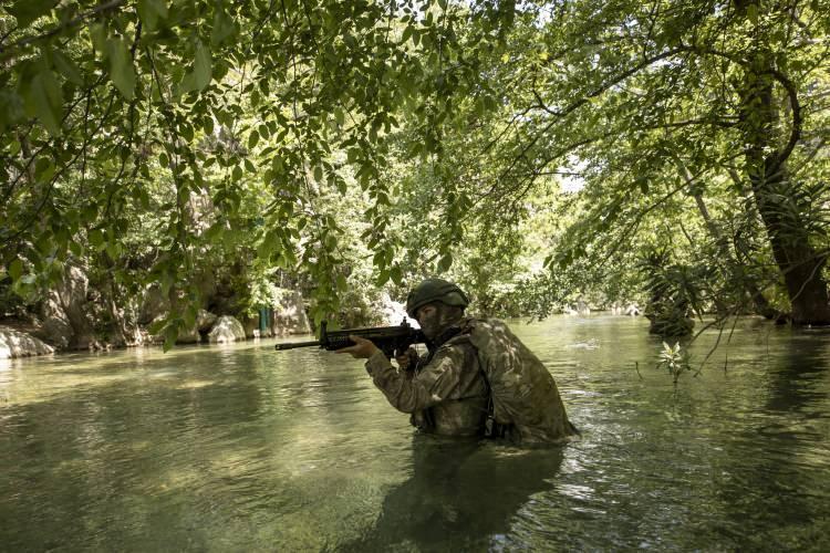 <p>Bazen bellerine kadar gelen suyun içinden geçerek düşman bölgesine sızan komandolar, hiç beklenmedik anda ortaya çıkarak hedefi yok ediyor.</p>
