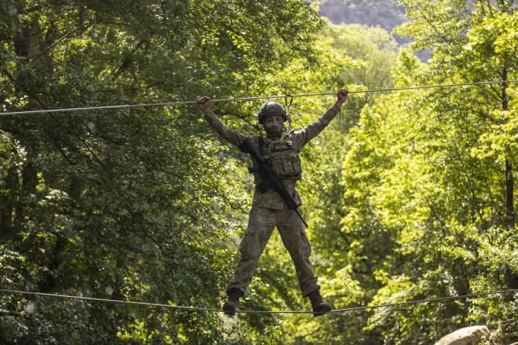 <p>Komandoların zorlu eğitimi nefes kesti</p>

<p>Ağır doğa koşullarında dayanıklılıkları da test edilen komandolar, Yazılı Kanyon'da kendileri için hazırlanan parkurlarda zorlu süreçten geçti.</p>
