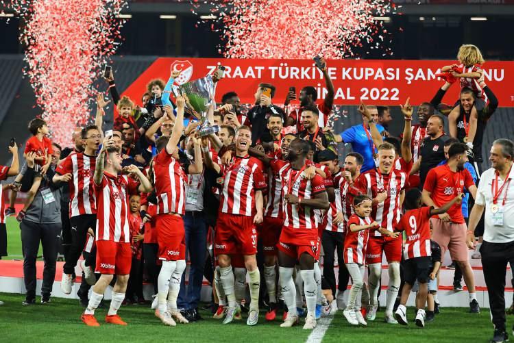 Demir Grup Sivasspor, kupasını kaldırdı