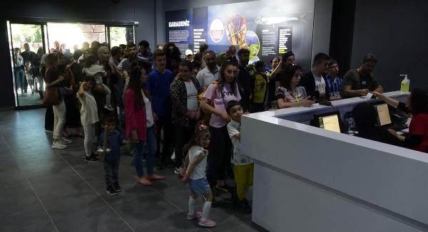 <p>&nbsp;İki vadinin bir t&uuml;nelle birbirine bağlandığı noktada t&uuml;nel i&ccedil;erisine b&ouml;yle bir akvaryum yaptık. &Ccedil;ok zorlu s&uuml;re&ccedil;lerden ge&ccedil;tik ama nasip oldu hayalimizi ger&ccedil;ekleştirdik. T&uuml;rkiye&rsquo;de akvaryumlardaki b&uuml;t&uuml;n deniz canlıları tatlı su, tuzlu su, okyanus canlıları projemizde mevcut.&nbsp;</p>
