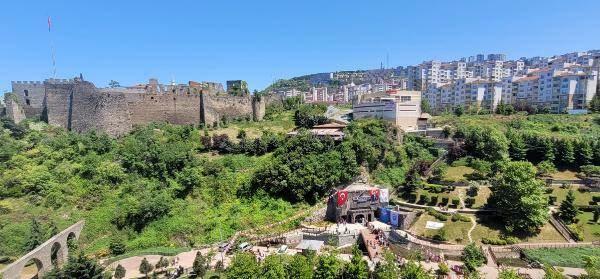 <p>&nbsp;B&uuml;t&uuml;n b&uuml;y&uuml;k t&uuml;rler de burada mevcut. Hepsi &ouml;zellikle &ccedil;ocukların &ccedil;ok dikkatini &ccedil;ekiyor. Bir taraftan da &ccedil;ocuklarımız i&ccedil;in pratik ve eğitici oluyor. Biz bakın bir deniz şehriyiz ama deniz canlılarını &ccedil;ok tanıdığımızı s&ouml;yleyemeyiz. O nedenle eğitici y&ouml;n&uuml; de var&rdquo; diye konuştu.</p>
