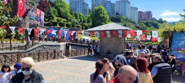 <p>Akvaryum i&ccedil;inde hamsiyi aradıklarını s&ouml;yleyen Sertan Bah&ccedil;ekapılı, "Biz aslında t&uuml;nele girince hamsiyi de g&ouml;receğiz diye bekledik ama akvaryum gezimiz bitince hamsi ile karşılaşamadık. Meğerse hamsi i&ccedil;in giriş b&ouml;l&uuml;m&uuml;ne 'Akvaryuma sığamayacak kadar &ouml;zg&uuml;r'&nbsp;şeklinde bir yazı asılmış. Hamsi bizim i&ccedil;in &ouml;zel bir yere sahip olsa da g&ouml;&ccedil;ebe bir balık t&uuml;r&uuml;. G&ouml;zlerimiz hamsiyi aradı&rdquo; diye konuştu.&nbsp;</p>
