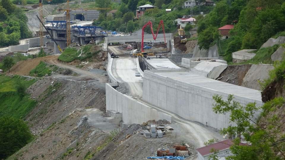 <p>Çalışmaların önemli kısmını oluşturan Dengeli Konsol Köprüler projeye farklı boyut getirirken, bu sistemin Türkiye’nin çok az yerinde uygulandığı kaydedildi.</p>

<p> </p>

