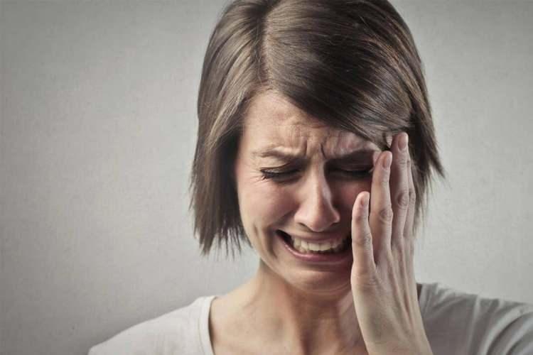 <p><strong>Uzun bir süre devam eden bir tik bu hastalığın kesin kanıtıdır. Bilim insanların het tikin tourette sendromu olmadığını savunsa da bazı bilim insanlarına göre nörolojik her hasar sendroma bağlı geliştiği savunulur. </strong></p>