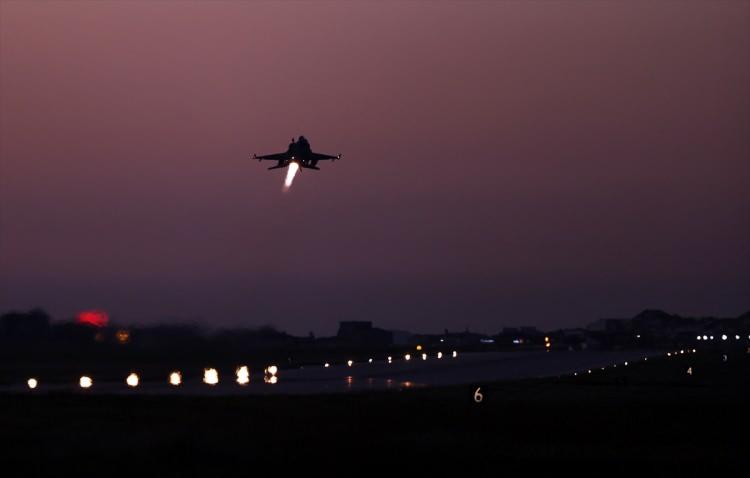 <p><strong>- Teröristlerin korkulu rüyası "GAGAVUZ" pilotları</strong></p>
<p>161. Filo'da görev yapan F-16 pilotu Binbaşı da AA'ya yaptığı açıklamada, ilk olarak 1943'te Gaziemir'de 6. Tayyare Alayı olarak kurulan filonun, F-16'ların gelişiyle birlikte 1992'den itibaren Bandırma'da görevini sürdürdüğünü anlattı.</p>
<p> </p>