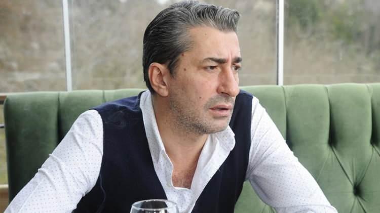 <p><span style="color:#B22222"><strong>"HEM PARAYI HEM DE TELEFONU ALDI"</strong></span></p>
<p><span style="color:#000000"><strong>300 metrelik bir kovalamacanın ardından hırsızı yakalayan Petekkaya, olay sonrası yaptığı açıklamalarda şöyle konuştu: "O kadar kalabalık bir alanda ki… İnsanların arasından zigzag yaparak hırsızı kovaladım. Ben bu kadar hızlı koşabildiğimi bilmiyordum. Hırsız genç bir çocuk olmasına rağmen yakaladım. </strong></span></p>
