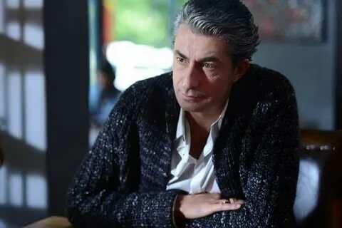 <p><span style="color:#000000"><strong>'Paraya ihtiyacın varsa ben sana vereceğim' diyerek 50 euro uzatıp telefonumu istedim. Kabul etmeyince bir 50 euro daha uzatıp 'Al bu paraları benim telefonumu ver' dedim.</strong></span></p>