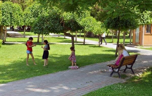 <p> Ağaç gölgelerinde serinleyenlerin yanı sıra çocuklar da parklarda eğlendi.</p>
