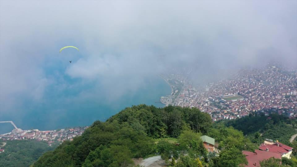 <p>Boztepe'de yaklaşık 20 yıldır yamaç paraşütü yapıldığını belirten Yıldırım, son dönemde sporcu sayısının artması ve ekipmanlara ulaşımın kolaylaşmasıyla bu sporun Ordu'da çok ciddi şekilde yaygınlaştığını ifade etti.</p>

<p> </p>
