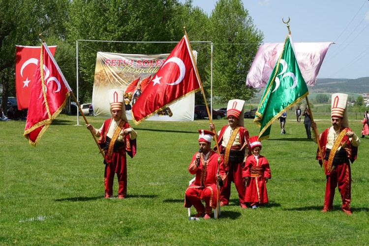 <p>Türkiye’nin çeşitli illerinden gelen güreşçiler, birinci olabilmek için kıyasıya mücadele etti. Etkinlikte katılımcılara çeşitli ikramlarda da bulunuldu.</p>
