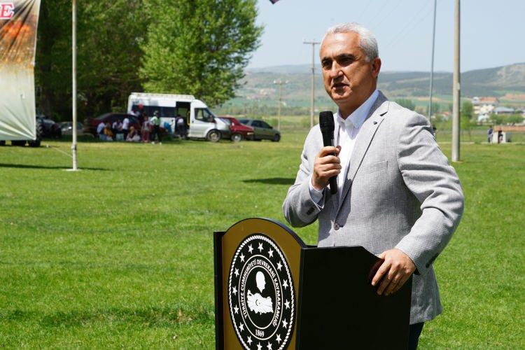 <p>1422 yılında Bolu yakınlarında Osmanlı-Candaroğulları savaşından İsfendiyarbey yenik ayrılıyor ve Sinop’a çekiliyor. Osmanlı ordusuna karşı gelmekten pişmanlık duyan İsfendiyarbey, Sultan 2. Murat’tan affını isteyerek oğlu Tacettin Bey'in güzelliği ile ünlü kızı Hatice Alime Huma Hatun’un nikahla kabulünü rica ediyor. </p>
