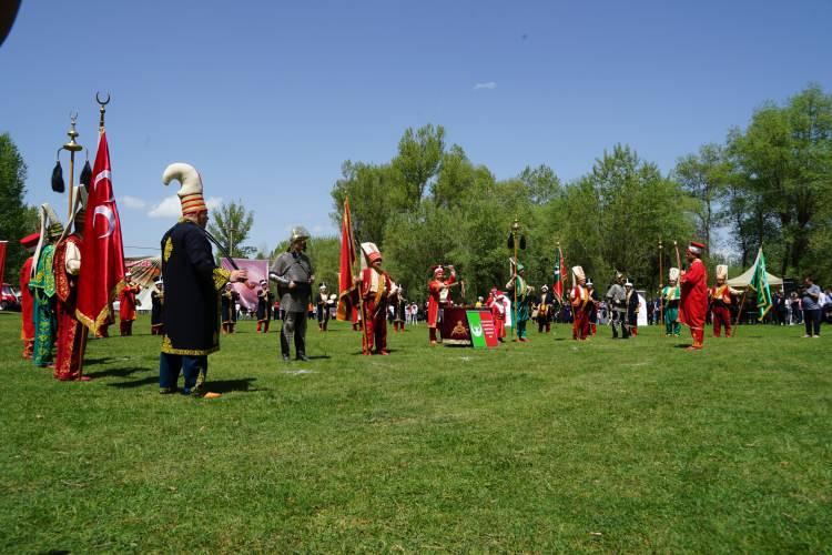 <p> Bunun üzerine 2. Murat, İsfendiyarbey’den gelen mektup ve hediyelerini kabul ederek düğün hazırlıklarını başlatır ve 1423 yılında Kastamonu’ya bir heyet gönderir. İlçemiz Çayırcık Mahallesi'ne gelen heyet, Hatice Alime Huma Hatun’un düğün merasimini burada yaparlar. </p>