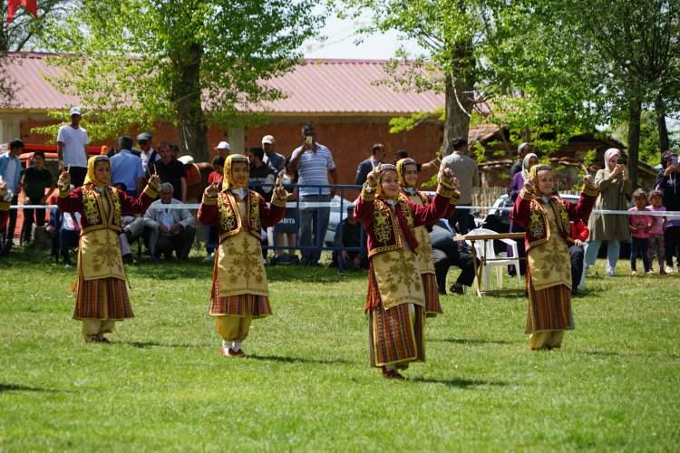 <p>Hüma Hatun’un Konstantiniye dünyanın göğsünde parıldayan bir elmas gibi hayallerini süslüyordu. Osmanlı Devleti'nin tüm hanım sultanları gibi Hüma Hatun da surları aşacak bir evlat doğurmayı ümit ediyordu. Bizans surlarını sarsacak bir ulu sultanın doğmasını yalnızca Ümmet-i Muhammed değil, kardinal şapkasından sıkılan halk ve onların başındaki ruhani zümre de bekliyordu.</p>