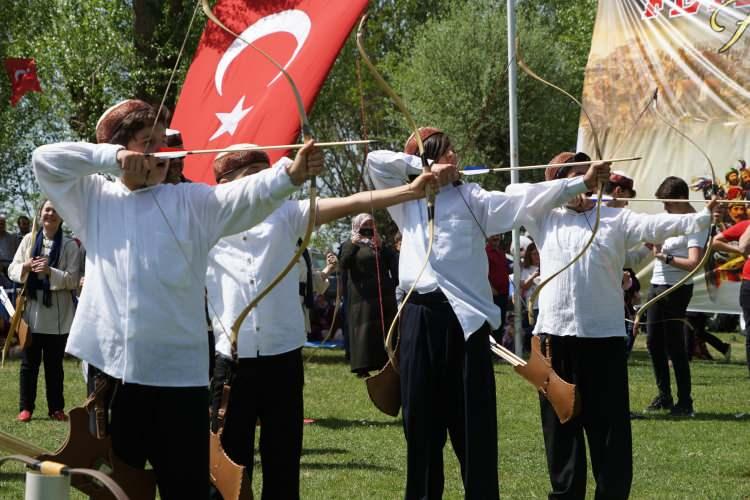<p>Hanedanın en şerefli fethini gerçekleştirecek olan büyük Fatih, Hüma Hatun’un kollarında yetişecekti. Milattan önce 29 defa kuşatılan fakat kapıları bir türlü açılamayan İstanbul’un fethi, Hüma Hatun’un evladı Sultan Mehmet’e nasip olacaktır. </p>