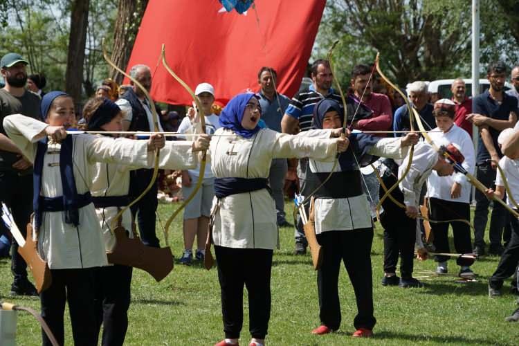 <p> İlçemizden gelin giden Hatice Alime Hüma Hatun’un yetiştirdiği o büyük Fatih, İstanbul’u fethedecek, o kutlu müjdeye eren komutan olacaktır. Bu güzel yurdu bizlere emanet eden şehitlerimize Allah’tan rahmet diliyoruz” dedi.</p>