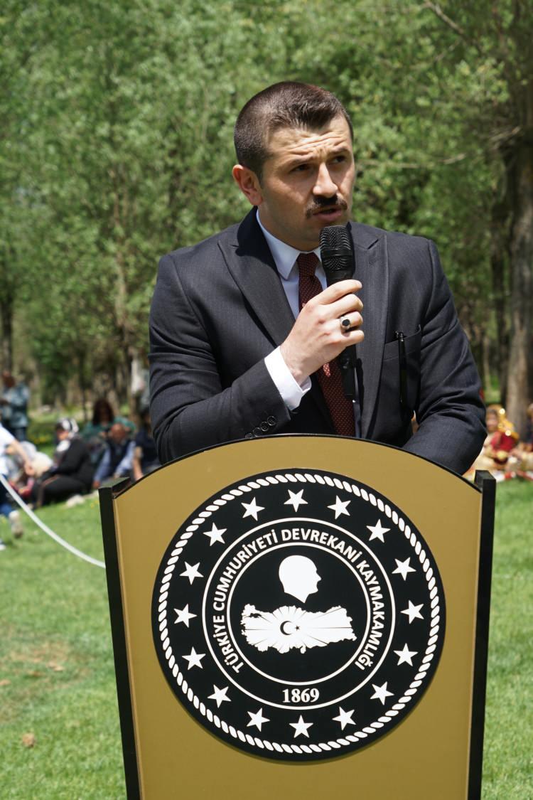 <p>Mademki Alparslan’ın torunu, onun soyundan geliyor. Mademki bizim Kastamonu, Alparslan’ın yol arkadaşlarından müteşekkir bir şehir ve insan topluluğu, o halde onun gösterdiği yoldan, idealinden bizim sapmamamız lazım. Bunu hiçbir zaman aklımızdan çıkarmamamız lazım. Nasıl ki Alparslan millet için, devlet için, din için neler yaptıysa bin yıldır başımıza çöreklenen devletlere de aynı şekilde direneceğiz. Burasını ebedi yurt, ebedi vatan olarak koruyacağız. Bunun başka hiçbir yolu yoktur” ifadelerini kullandı.</p>