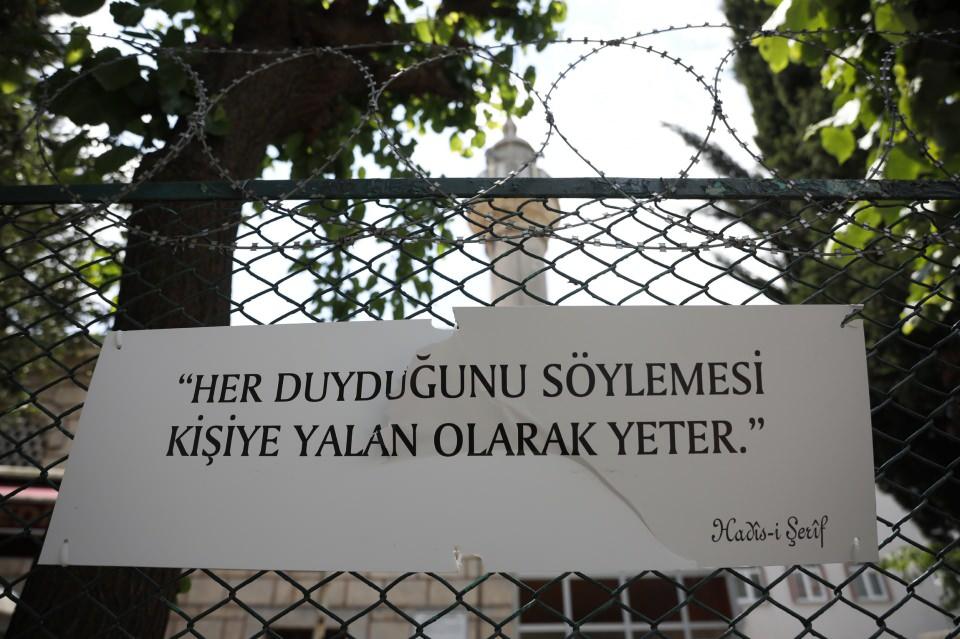 <p>Fatih Seyyid Ömer Mahallesi'nde bulunan Şeyh Hüsameddin Camii imamı, geçtiğimiz Ramazan ayı için hazırlattığı Hadis-i Şerif'lerin yazılı olduğu 17 pleksi plakaları caminin çevresine astı. </p>