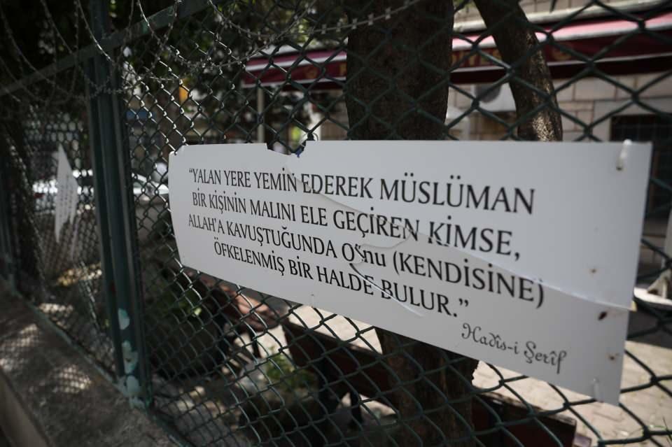 <p>21 Mayıs'ta saat 23.40 sıralarında, cami önüne gelen bir kişi, 17 plakadan 7'sini parçalayarak uzaklaştı. Caminin imamı, Şehremini Polis Merkezi'ne giderek suç duyurusunda bulundu.</p>