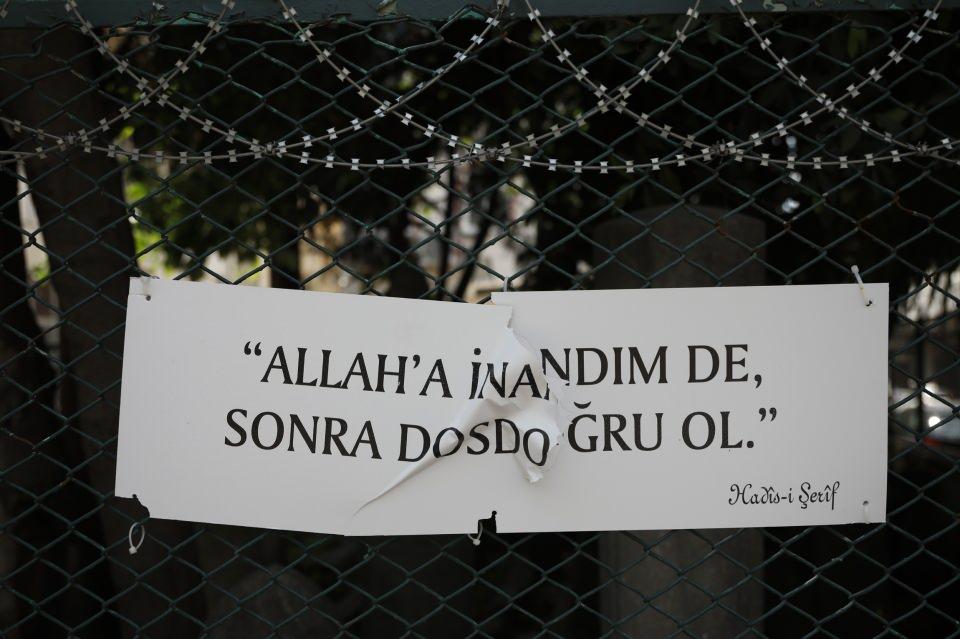 <p>Saldırganı yakalama çalışması başlatılırken cami cemaati duruma tepki gösterdi. </p>
