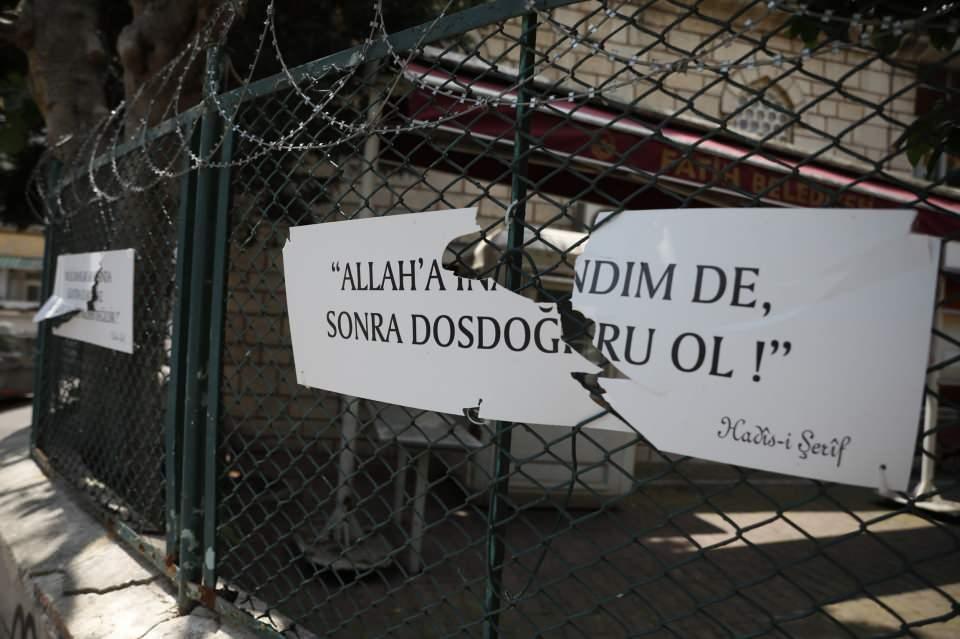 <p>Fazlı Öğüş ise, "Peygamber Efendimizin, Hadis-i Şerif'lerinden bahsediyordu. İslamiyet'in temizliği ve güzelliği anlatıyordu. Buradan geçenler fotoğraflarını çekiyordu. Ne amaçla, hangi amaçla yırtıldı bilmiyoruz. Kim parçaladıysa o geri taksın bunları" diye konuştu. </p>
