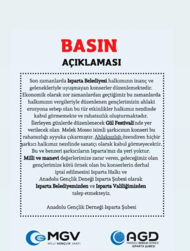 <p><strong>Gül Festivali için sahne alacak olan Funda Arar ve Derya Uluğ gibi isimler arasında yer alan Mosso'nun konserinin iptal edilmesini talep edenler arasında İslamcı Anadolu Gençlik Derneği ve Milli Gençlik Vakfı'nın olması ise bazı kesimleri rahatsız etti. İçlerindeki din düşmanlığını ortaya dökmek için harekete geçen gurüh tayfası aynı zamanda diğer iki sanatçıya da konserlerini iptal ettirmeleri için baskı uyguladı.  <a href="https://www.yasemin.com/"><span style="color:rgb(255, 255, 255)">(yasemin.com)</span></a></strong></p>
