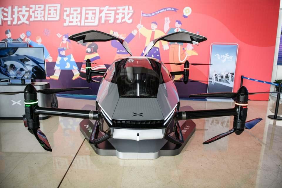 <p>Çinli şirket yolda seyahat edebilen, gökyüzünde uçabilen ve sürüşten uçuşa kolayca mod değiştirebilen altıncı nesil uçan araba üzerinde de çalışıyorlar.</p>

<p> </p>

