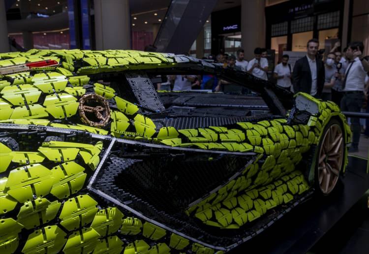 <p>LEGO Technic yapım parçaları ile gerçek boyutuna uygun olarak inşa edilen Lamborghini Sian FKP 37 modeli İstanbul’da sergilenmeye başlandı.</p>
