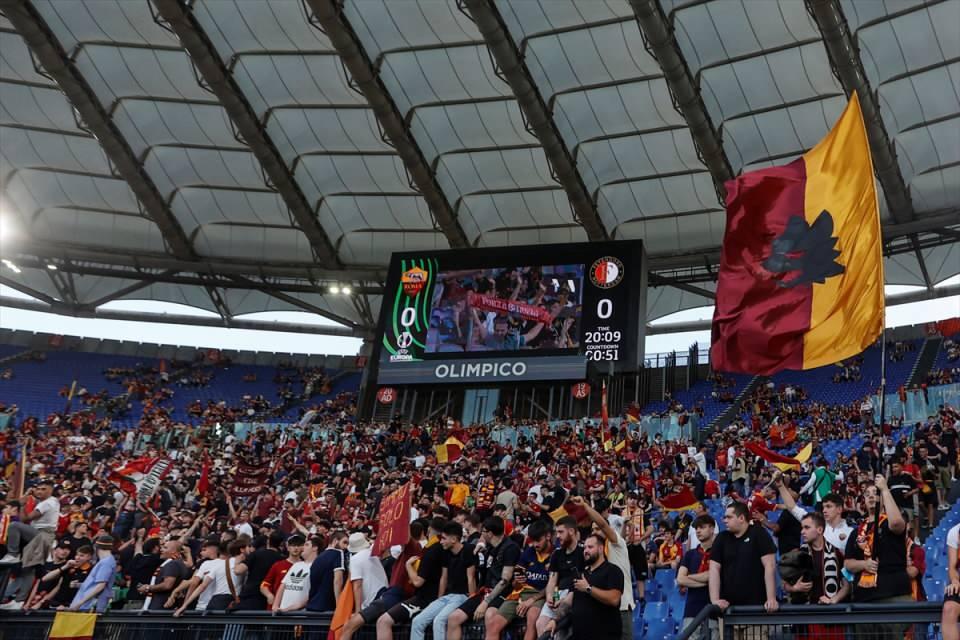<p>UEFA Avrupa Konferans Ligi'nde Roma'nın Feyenoord'u 1-0 yenerek, şampiyon olması Roma Olimpiyat Stadı'nda maçı dev ekranlardan takip eden İtalyan taraftarlar arasında büyük sevinç yarattı.</p>

<p> </p>
