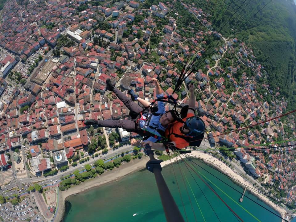 <p>Yıldırım, özellikle Boztepe'deki atlayış pistinin yenilenmesi ve yürütülen tanıtım faaliyetleriyle Ordu'nun bir anda yamaç paraşütü yapanların adresi haline geldiğini, sadece il genelinde 40 kişinin bu sporu yaptığını aktardı.</p>

<p> </p>
