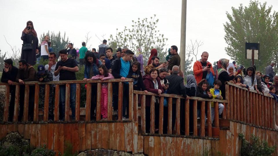 <p>36 yıllık su altı belgesel yapımcısı Tahsin Ceylan, "Her yıl bu mevsimde buraya gelip inci kefalinin su altı çekimlerini yapıyoruz. İnci kefalinin yaşama azmi bize güç veriyor. </p>
