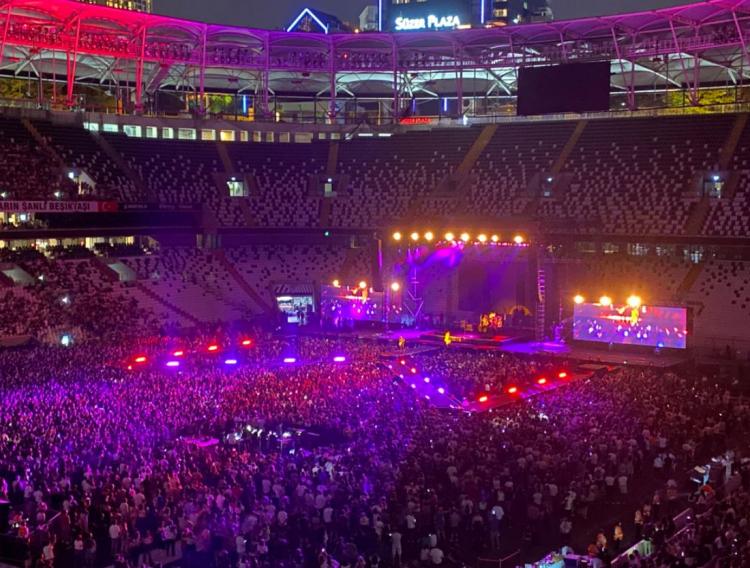 <p><strong>İSTANBUL'UN G&Ouml;BEĞİNDE ALGI OPERASYONU!</strong></p>

<p><strong>Sosyal medyada g&uuml;ndem olarak yer alan konserdeki gizli algı dikkatlerden ka&ccedil;madı. Gezi olaylarına destek vermenin yanı sıra bot hesaplar ve s&ouml;zde sanat&ccedil;ılar pandemi nedeniyle ara verilen konserlere h&uuml;k&uuml;metin yasak koyduğuna dair sinsi paylaşımlarda bulundu.&nbsp;</strong></p>
