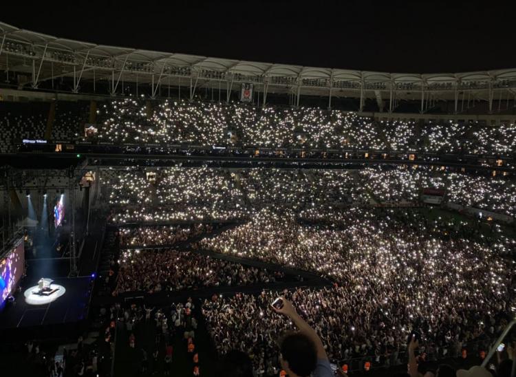<p><strong>Algı oluşturarak konserlerin &ouml;l&uuml;me yol a&ccedil;an koronavir&uuml;s kaynaklı değilde h&uuml;k&uuml;met kaynaklı yapılmadığı iddia edildi. &Ouml;te yandan konser hakkında &ouml;zellikle ses konusunda şikayet&ccedil;i olan bir &ccedil;ok vatandaşın da sesi bastırıldı. Ekonomik olayları &ouml;ne s&uuml;rerek pahalılık edebiyatı yapan bu cenah ise sıra kendi konserleirne gelince akıl almaz fiyatlara satıldığı da ortaya atılan bir diye iddia oldu.&nbsp;</strong></p>
