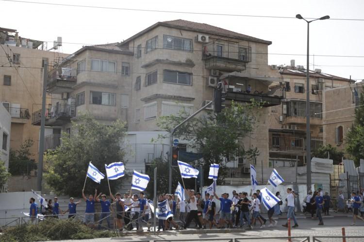<p>İsrail’in işgali altındaki Kudüs’te fanatik Yahudilerin Kudüs Günü münasebetiyle düzenledikleri provokatif Bayrak Yürüyüşü nedeniyle bölgede gerilim devam ediyor.  Fanatik Yahudilerin Şam Kapısı’nda toplanmaya başladığı saatlerde başlayan gerginlik, yürüyüşün başlaması ile giderek arttı.</p>
