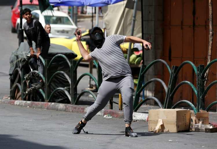 <p>Başbakan Benett’ten kolluk kuvvetlerine “sıfır tolerans” emri<br />
İsrail Başbakanı Naftali Benett’in Ofisi tarafından yapılan açıklamada, Bayrak Yürüyüşü’nde kolluk kuvvetlerine "aşırılık yanlılarının şiddet veya provokasyonlarına sıfır tolerans göstermelerini" emrettiğini ifade edilerek, katılımcıların büyük çoğunluğunun kutlama için yürüyüşe katıldığı fakat aşırılık yanlısı azınlıkların da yürüyüşte olduğuna dikkat çekildi. Açıklamada, "Herhangi bir şiddet vakası, kovuşturma da dahil olmak üzere tüm ciddiyetle ele alınacaktır” denildi.</p>