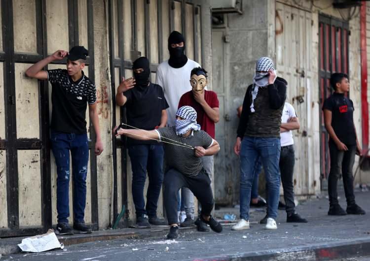 <p>Şeyh Cerrah Mahallesi’nde de çatışmalar çıktı<br />
Doğu Kudüs’te yer alan Şeyh Cerrah Mahallesi’nde fanatik Yahudiler ile Filistinliler arasında da şiddet olayları patlak verdi.</p>