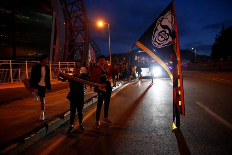 <p>Öte yandan Yukatel Kayserisporlu bir grup taraftar, Ziraat Türkiye Kupası finalinde Demir Grup Sivasspor'a karşı takımlarını desteklemek için otobüslerle İstanbul'a hareket etti.</p>
