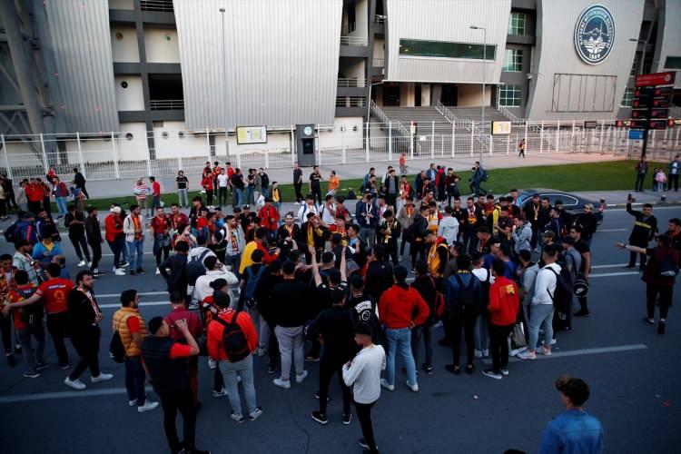 <p>Kapalı Kale Taraftarlar Derneği tarafından organize edilen etkinlikle binlerce taraftar, Büyükşehir Belediyesi Kadir Has Stadı otoparkında toplandı.</p>