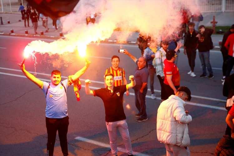 <p>Taraftarlar, polis ekiplerinin güvenlik önlemi aldığı alandan otobüslerle ayrılarak yola çıktı.</p>
