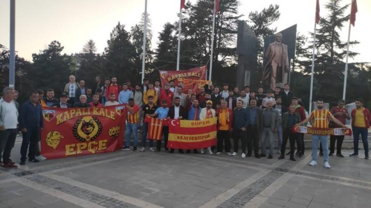<p>Kayserisporlu taraftarlar Türkiye Kupası finali için yola çıktı</p>
