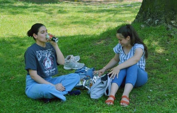 <p>Çok sıcak olduğu bir gerçek. Bunaldığımızda parklara gidiyoruz. Çoğu zaman evde klimalı ortamda vakit geçiriyoruz. Adana’yı da sıcağını da seviyorum" dedi.</p>