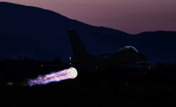 <p>F-16'lara düşük irtifada gece görüşü ve hedefleme imkanı veren LANTIRN podu sayesinde, savaş uçakları olumsuz hava koşullarından etkilenmeden geceleri 33 metreye kadar alçalabiliyor.</p>
<p> </p>