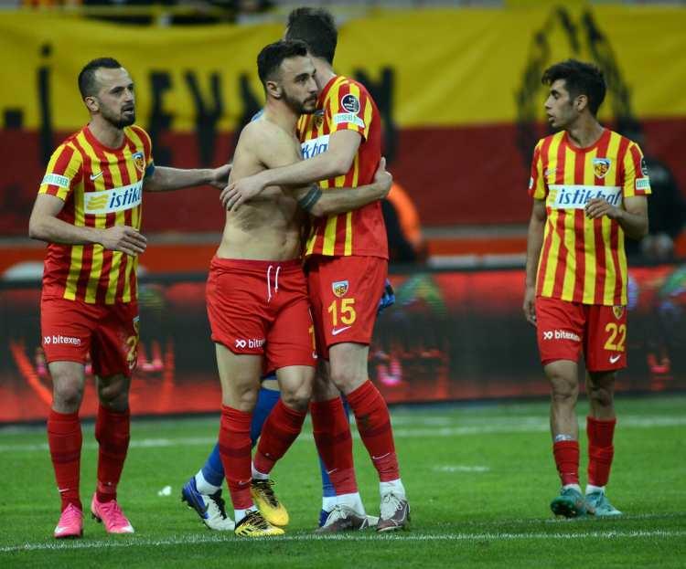 <p>37. haftada Yukatel Kayserispor'un Öznur Kablo Yeni Malatyaspor'u 3-0 mağlup ettiği 37. hafta mücadelesinde takımının ilk golünü atan Gökhan Alsan, bu sezon bininci gole imza attı.</p>
