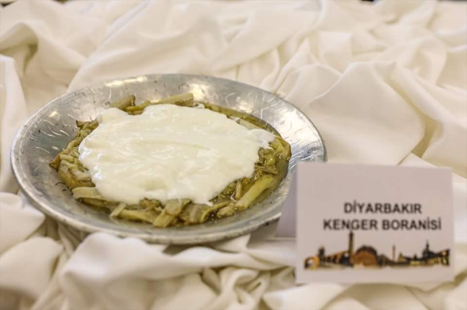 <p>Konuşmaların ardından hazırlanan yemek, meze, içecek ve tatlılar misafirlere ikram edildi.</p>

<p> </p>
