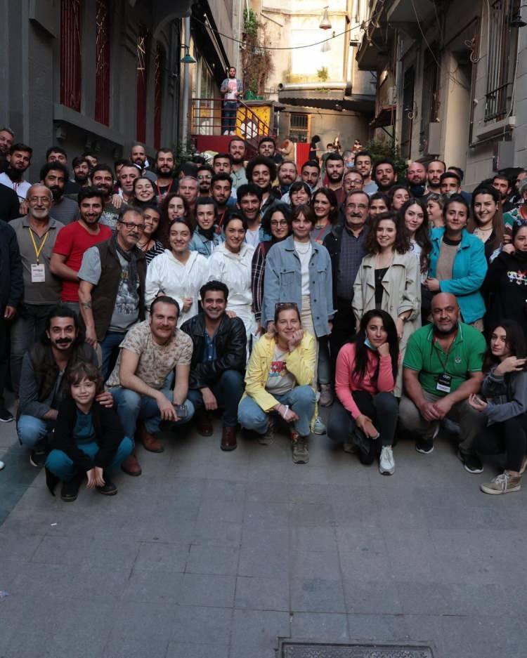 <p><span style="color:#000000"><em><strong>Ve gülben…sen gerçek bir kahramansın. Seni çok sevdim. Yerin hep ayrı olacak..."</strong></em></span></p>